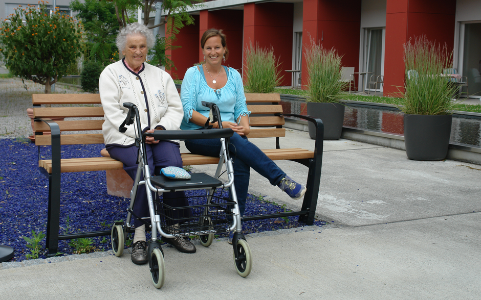 Vivanti banc pour seniors avec dossier 3 places bois