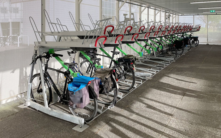 VelopA-Up rack double-étage avec points de recharge