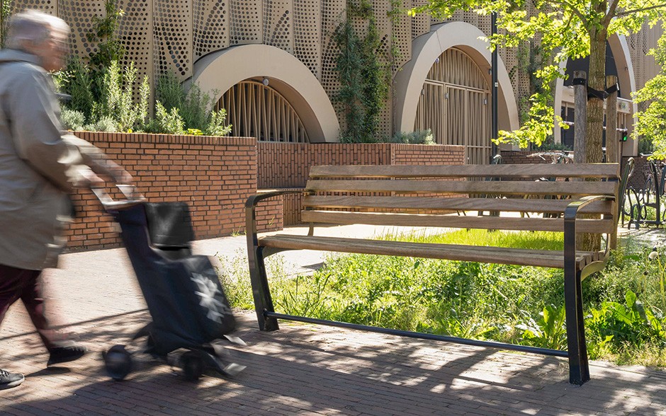 Vivanti banc pour seniors avec dossier 3 places bois