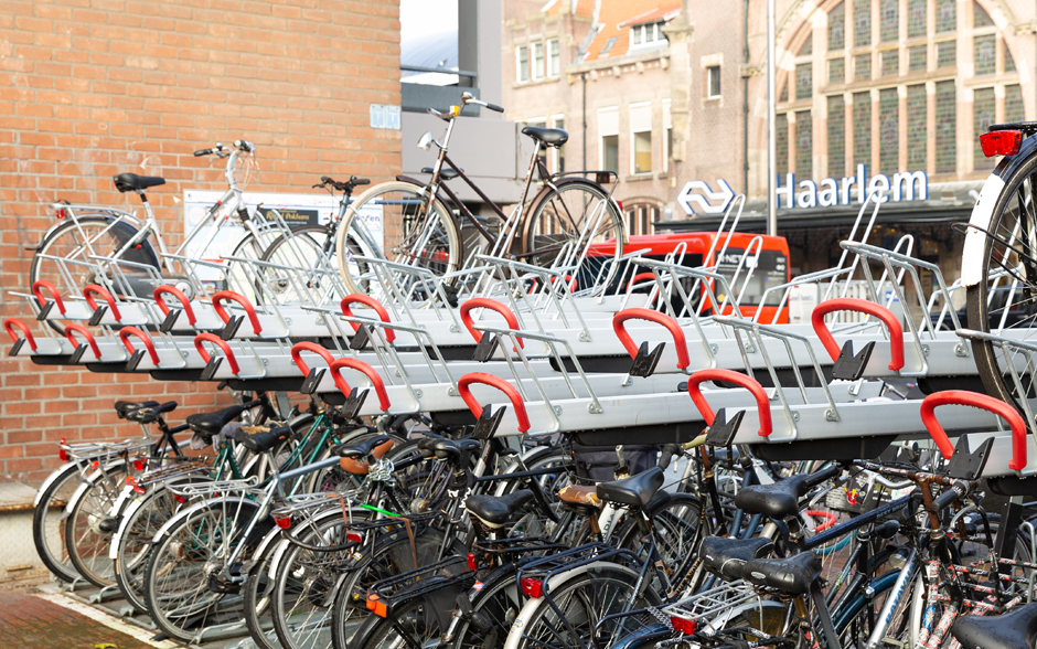VelopA-Up Rack double-étage avec points de recharge