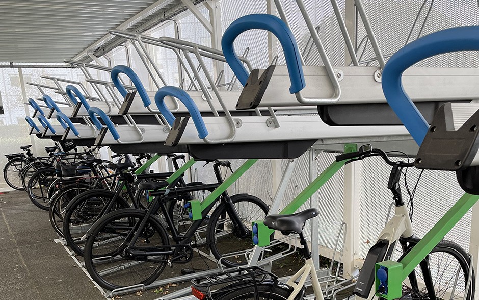 VelopA-Up BMF rack double-étage avec points de recharge