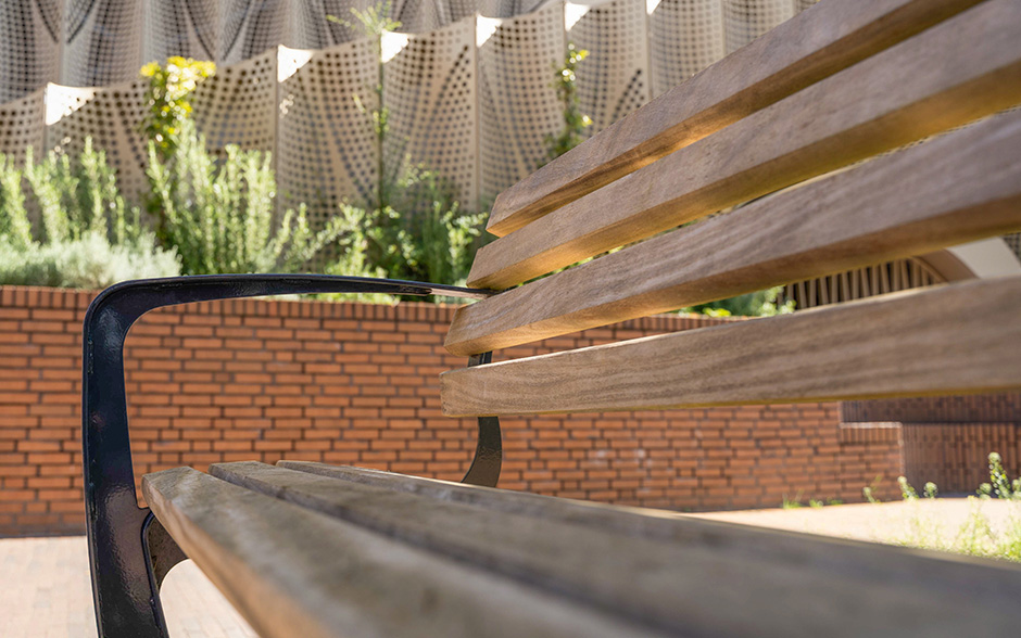 Vivanti banc pour seniors avec dossier 3 places bois