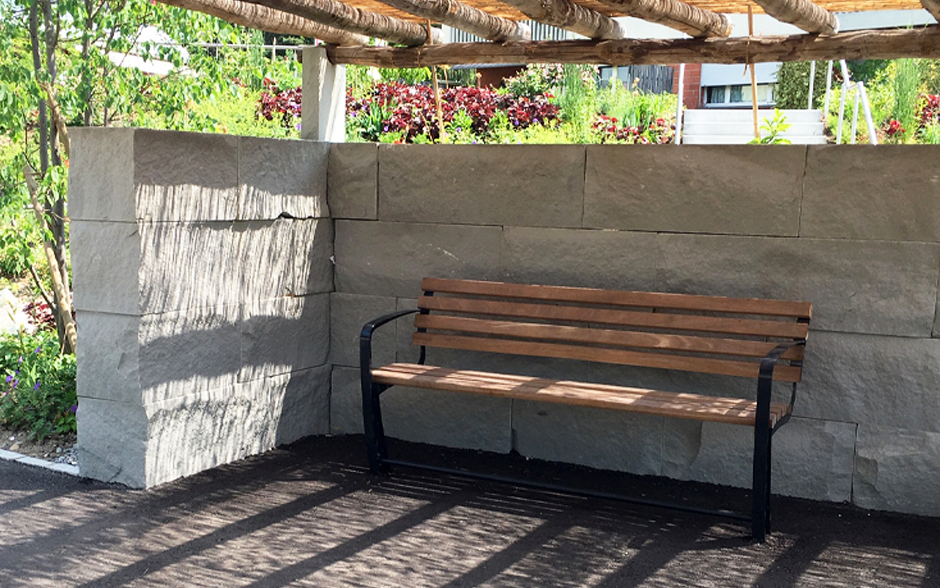 Vivanti banc pour seniors avec dossier 3 places bois