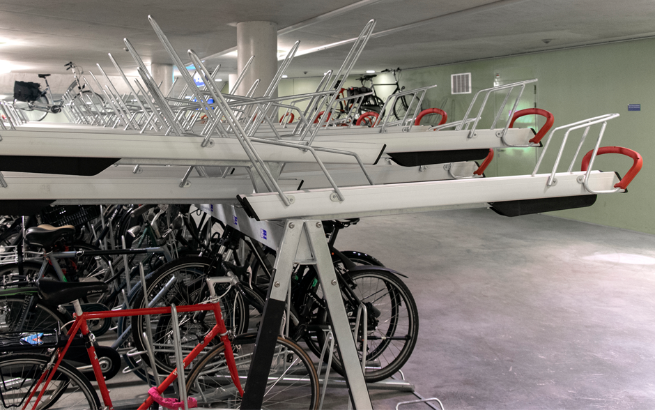 VelopA-Up Rack double-étage avec points de recharge