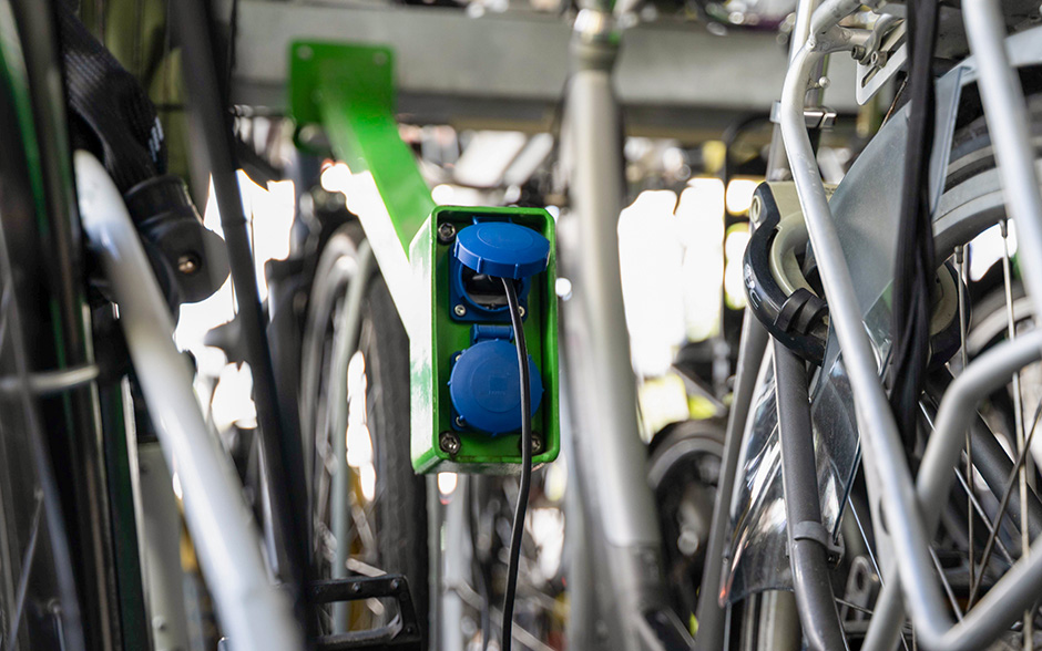 VelopA-Up rack double-étage avec points de recharge